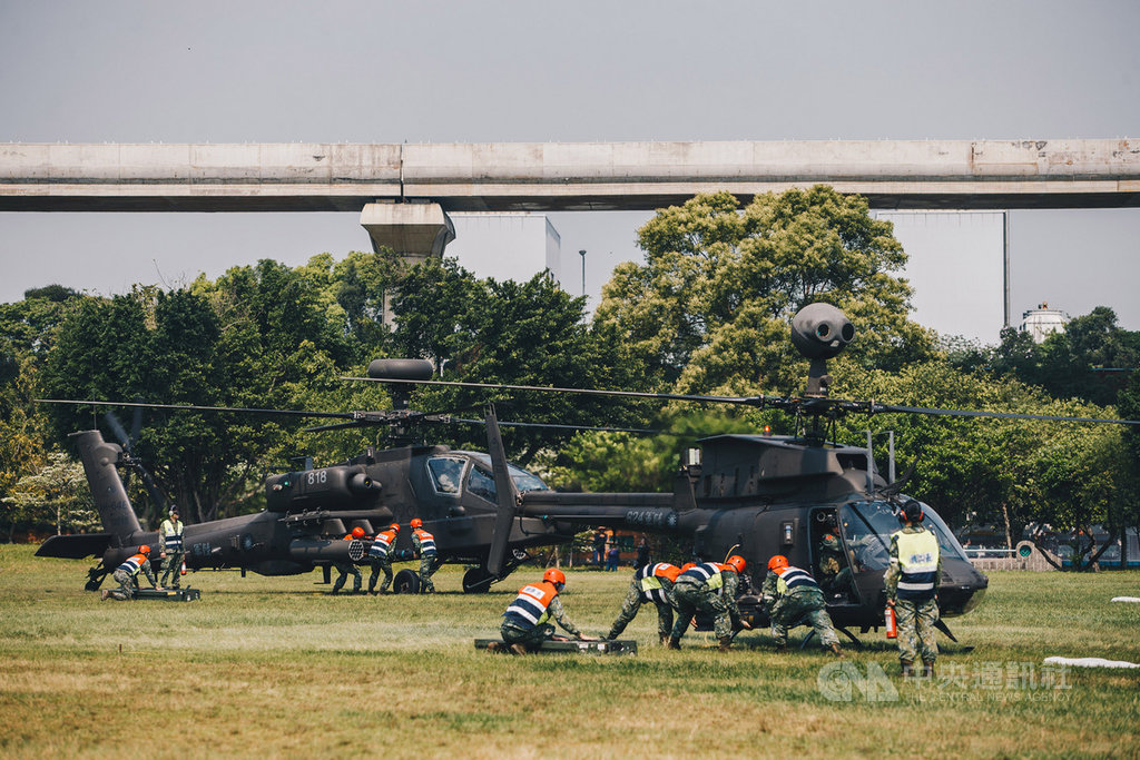 AH-64E阿帕契攻擊直升機(左)、OH-58D戰搜直升機(右)25日上午降落台北大學執行演練,吸引目光。(軍聞社提供)中央社記者游凱翔傳真 109年3月25日