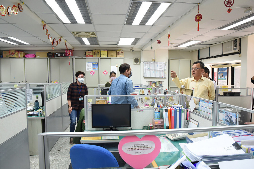 武漢肺炎疫情仍未退燒,澎湖縣政府防疫高規格,分組、異地辦公機制25日提前上路,縣長賴峰偉(右)視察實施情形。(澎湖縣政府提供)中央社 109年3月25日