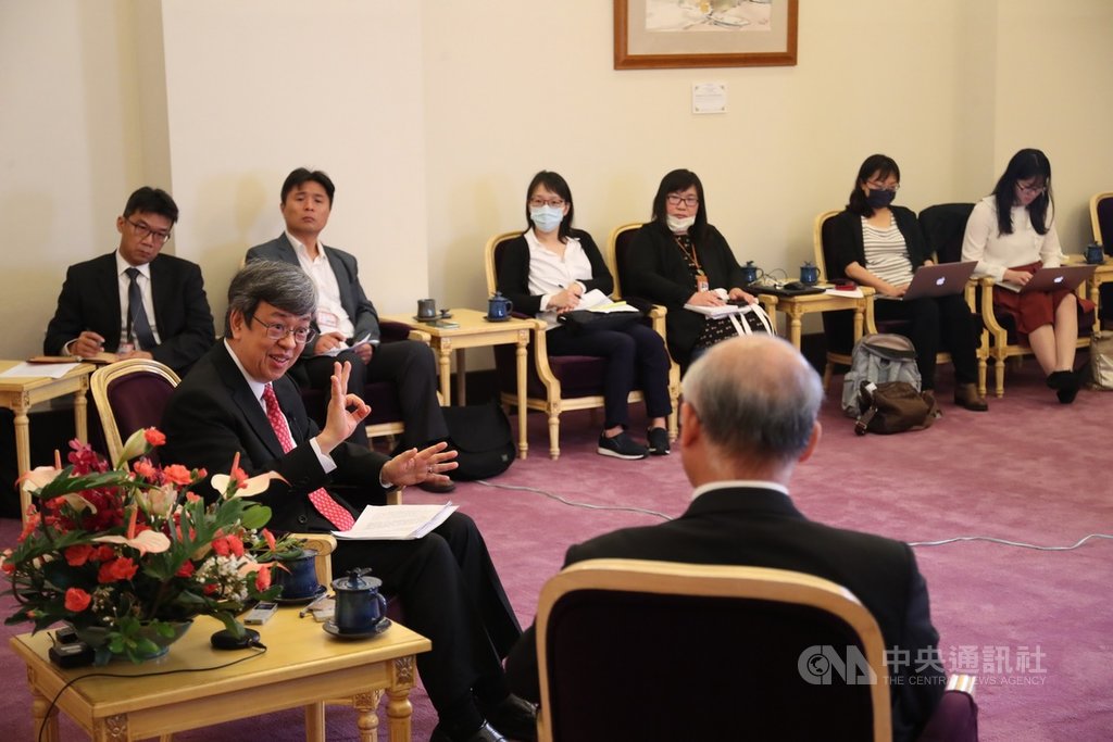副總統陳建仁(前右2)接受中央社專訪,對於武漢肺炎疫情全球蔓延表示,「無知是傳染病散播最重要的武器」,呼籲中國要有世界公民的責任,讓疫情更透明。中央社記者吳家昇攝 109年3月25日