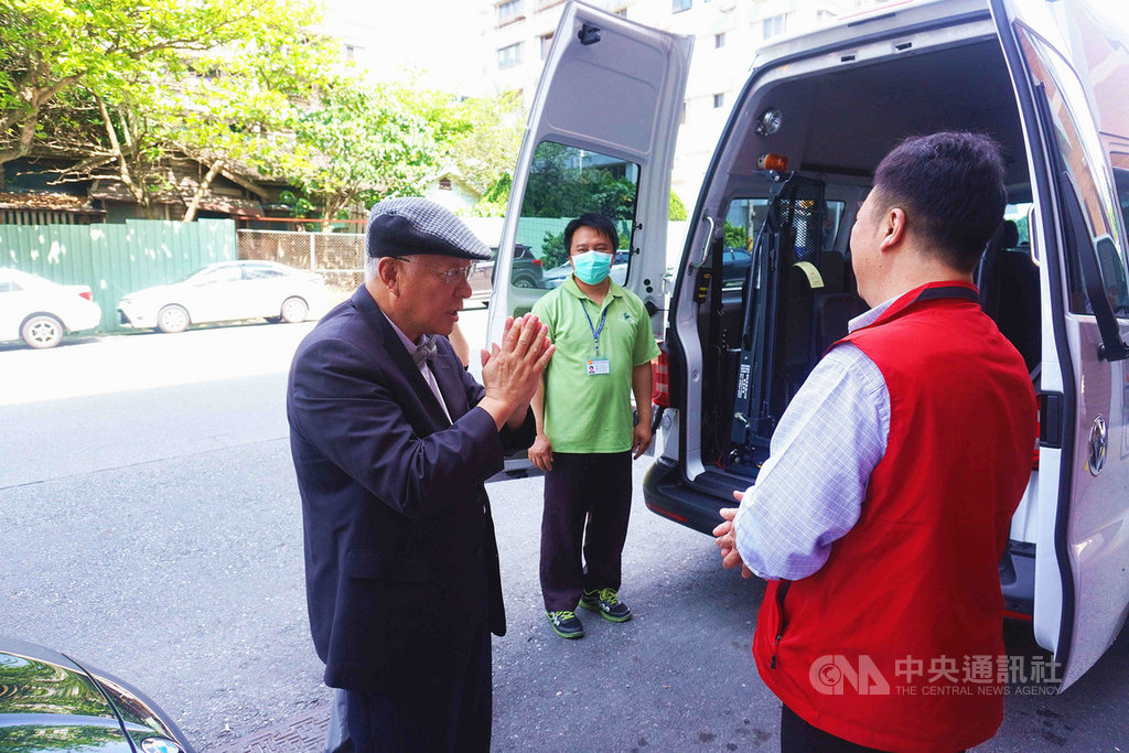 門諾基金會多輛長照巴士屆齡汰換,25日獲善心團體「感恩會」捐贈一輛長照巴士,基金會董事長陳永興(左)感謝眾人大愛。(門諾基金會提供)中央社記者李先鳳花蓮傳真 109年3月25日