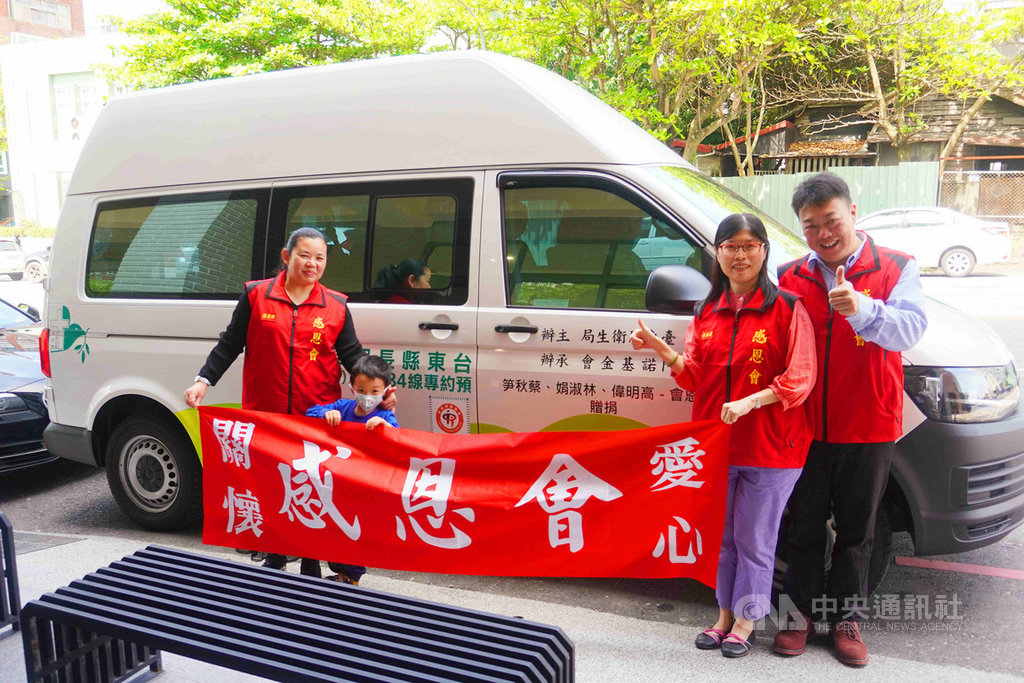 由一群善心人士組成的「感恩會」25日捐贈一輛長照巴士,給門諾基金會幫助弱勢民眾使用,也希望能拋磚引玉,喚起各界伸援送愛。(門諾基金會提供)中央社記者李先鳳花蓮傳真 109年3月25日
