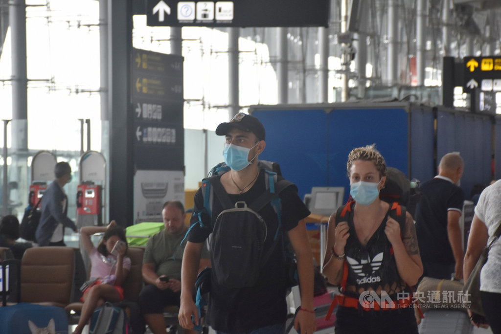 泰國將從26日凌晨起進入緊急狀態,所有陸海空口岸進入外國人入境。圖為日前在蘇凡納布機場準備搭機離開泰國的外國旅客。中央社記者呂欣憓曼谷攝 109年3月25日