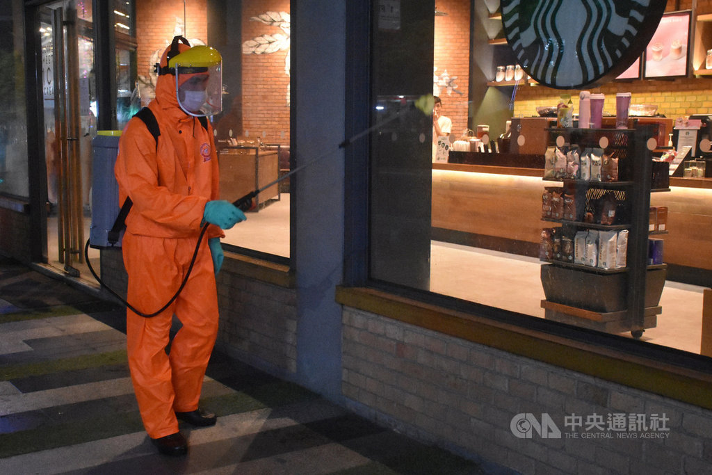 泰國將從26日凌晨起進入緊急狀態,圖為泰國陸軍24日深夜在曼谷街頭噴灑消毒藥水。中央社記者呂欣憓曼谷攝 109年3月25日
