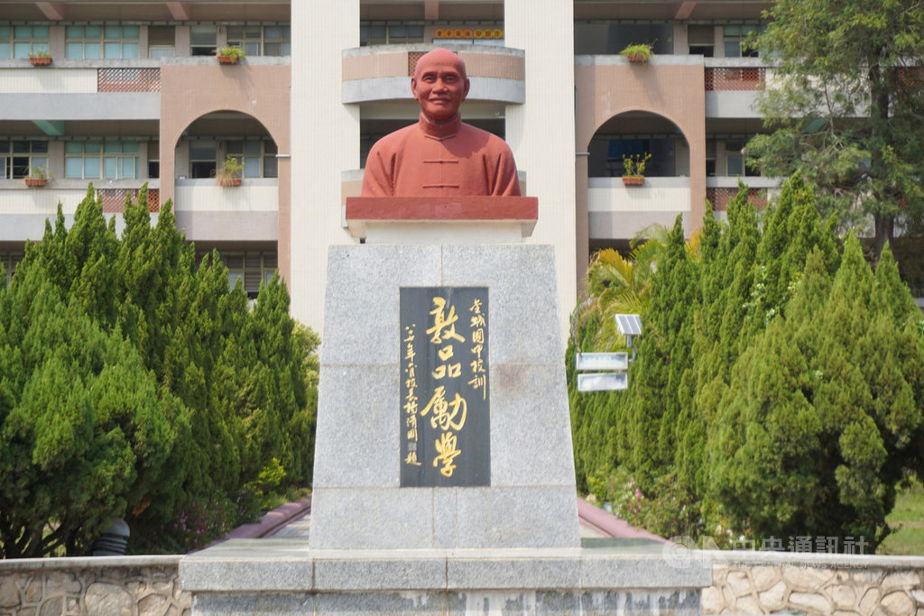 金門縣金城鎮金城國中校長許維民表示,校內蔣公銅像題字為校訓「敦品勵學」,不像「民族救星」那麼有政治意味,且若拆除了,恐會影響校友懷舊情緒。中央社記者黃慧敏攝 109年3月25日
