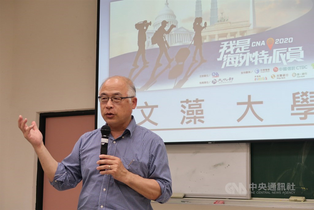 中央通訊社第3屆「我是海外特派員」校園巡迴活動25日前進文藻外語大學,中央社總編輯陳正杰分享派駐華府、倫敦等工作經驗,並傳達中央社海外採訪彰顯的新聞力量。中央社記者王淑芬攝 109年3月25日