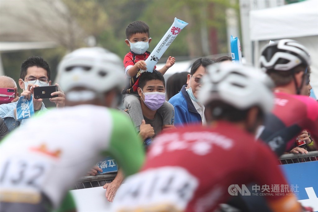疫情指揮中心25日表示,室內超過百人、室外超過500人的集會活動建議停辦。圖為2020國際自由車環台公路大賽1日台北站比賽。中央社記者吳家昇攝 109年3月1日
