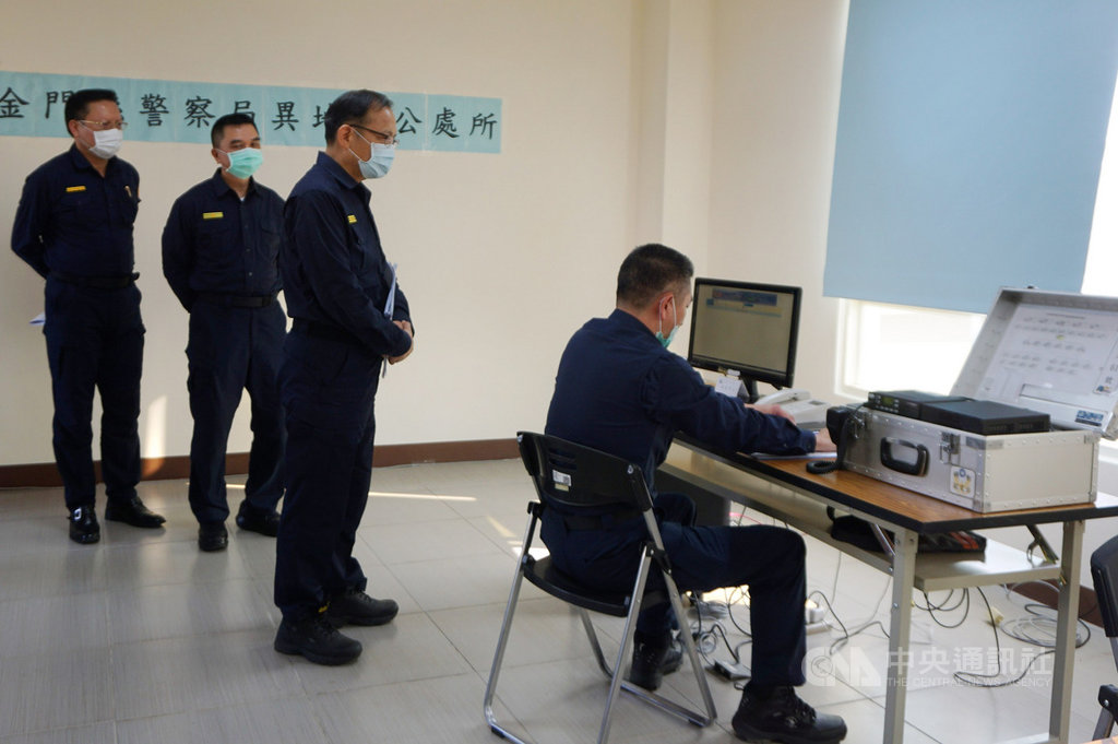 金門縣警察局長張國雄(右2)25日主持應變會議並擬定異地辦公機制,下午在綜合勤務大樓完成實兵演練。中央社記者黃慧敏攝 109年3月25日