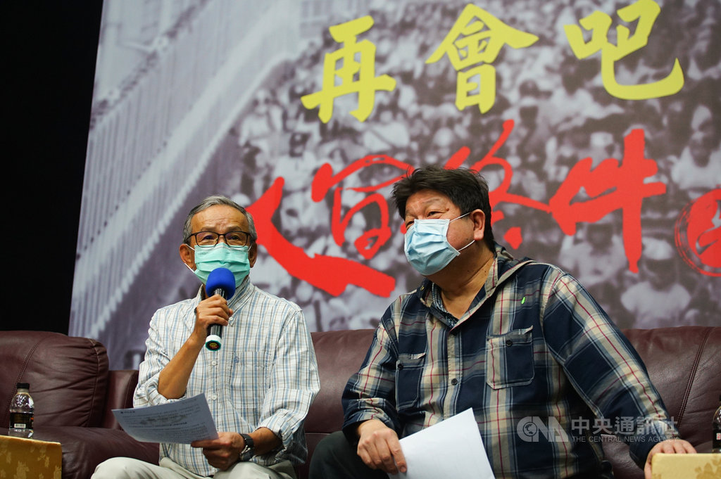 由於武漢肺炎疫情尚未趨緩,綠光劇團25日舉行記者會,導演吳念真(左)與團長羅北安(右)共同宣布取消「人間條件六」4月至5月共15場演出,這是人間條件系列首度取消演出。中央社記者王騰毅攝 109年3月25日