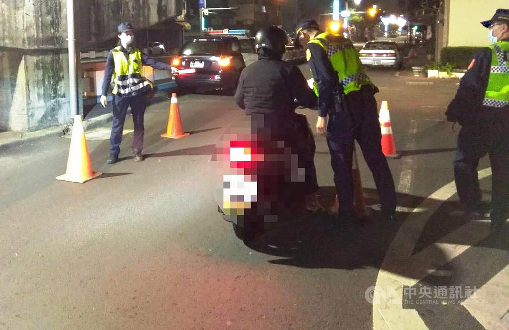一名李姓男子仍在居家檢疫期間,22日晚間卻騎車外出購物,疑因安全帽未扣半路被警察攔查,也同時抓包違反檢疫規定,將依法開罰。 (警方提供) 中央社姜宜菁傳真 109年3月25日