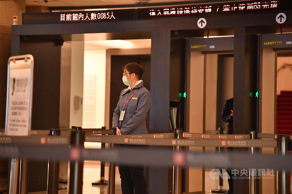 因應中央流行疫情指揮中心建議室內超過100人以上公眾集會活動停辦,故宮25日宣布南北院區即日起展場內人數不得超過百人,並要求入場觀眾保持1.5公尺距離。圖為故宮北院。(中央社檔案照片)