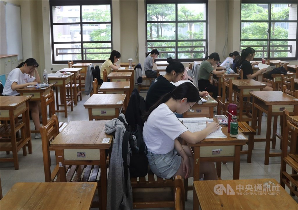 教育部長潘文忠25日表示,國中會考、技專統測和大學指考將規劃補考,讓因居家檢疫或隔離而無法應試的考生參加,並採外加名額錄取。圖為108學年度大學指考考生於試場中複習。(中央社檔案照片)
