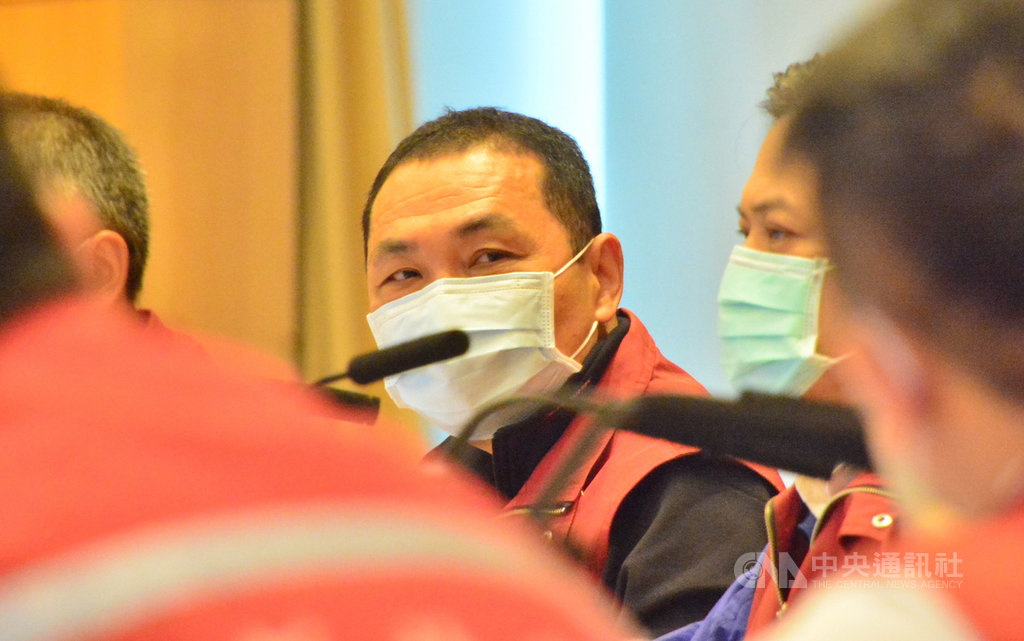 新北市長侯友宜(中)25日主持防疫會議表示,武漢肺炎疫情最擔憂本土案例找不出源頭,居家檢疫對象資料傳達難免有時差,將縮短通報時間並落實追蹤。中央社記者黃旭昇新北攝 109年3月25日