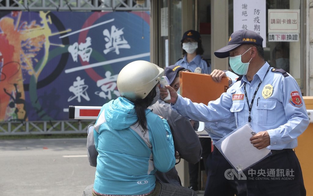 2019冠狀病毒疾病(COVID-19,武漢肺炎)疫情全球升溫,國家運動訓練中心加強防疫,出入實施體溫測量。中央社記者董俊志攝 109年3月25日