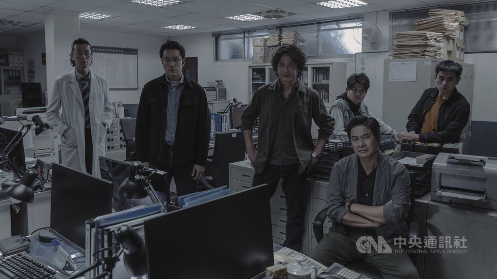 演員王識賢(前右2)在影集「誰是被害者」演出火爆刑警隊長,氣勢猶如台版終極警探,與演員馬念先(左)、張孝全(左2)、張再興(後右2)、洪都拉斯(前右)、賴澔哲(後右)等人精彩飆戲。(Netflix提供)中央社記者葉俐緯傳真 109年3月25日