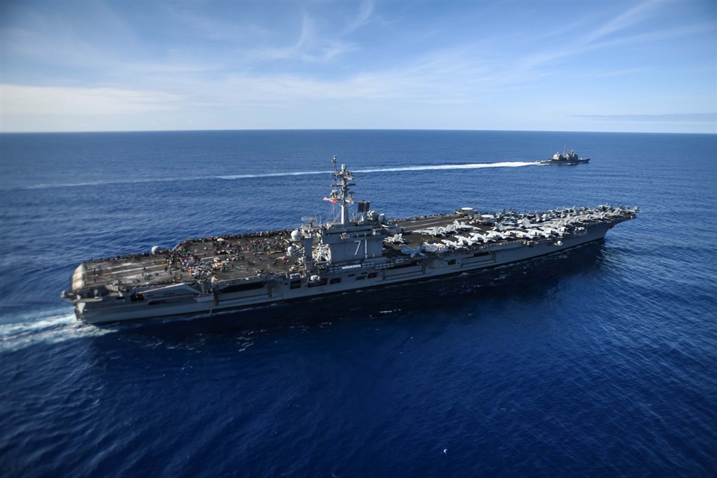 美國海軍24日通報,部署於太平洋的航空母艦「羅斯福號」(前)上發現3起武漢肺炎確診病例。(圖取自facebook.com/pg/USSTheodoreRoosevelt)