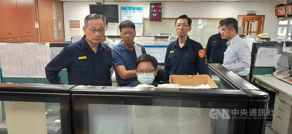 警政署長陳家欽(左1)25日到屏東縣警察局視察基層防疫工作,指示在武漢肺炎疫情期間,以防疫為主、兼顧治安,要嚴防居家檢疫、隔離者趴趴走。(屏東縣警局提供)中央社記者郭芷瑄傳真 109年3月25日