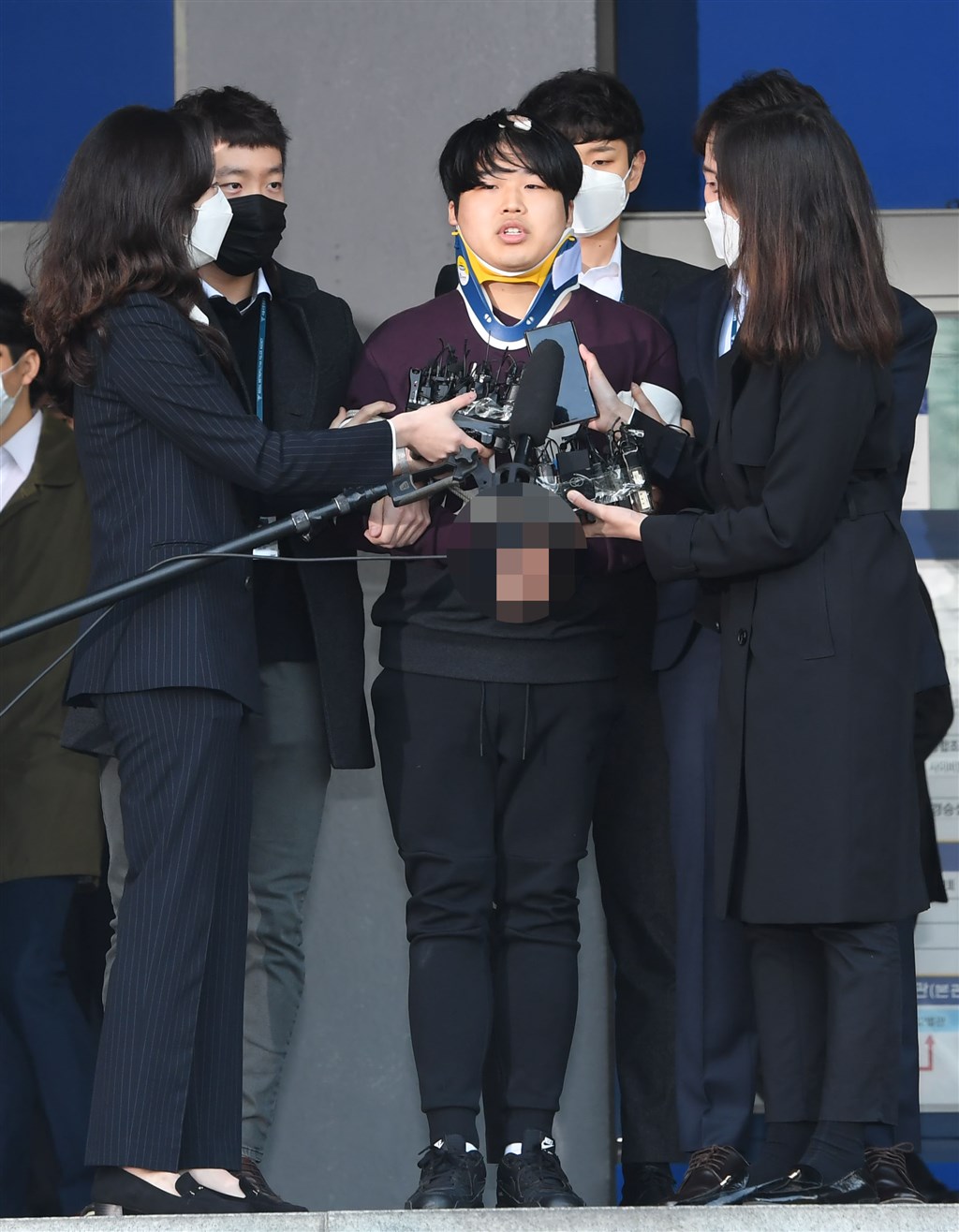 韓國爆發N號房事件,犯罪嫌疑人趙主彬(前右2)25日現身道歉。(韓聯社提供)