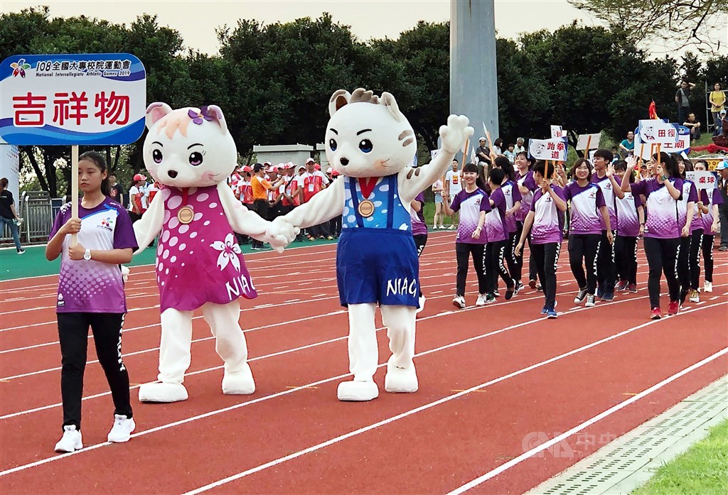 武漢肺炎疫情延燒,體育署25日宣布,全國中等學校運動會、全國大專校院運動會以及全國身心障礙運動會延期。圖為108年全大運開幕選手進場。(中央社檔案照片)