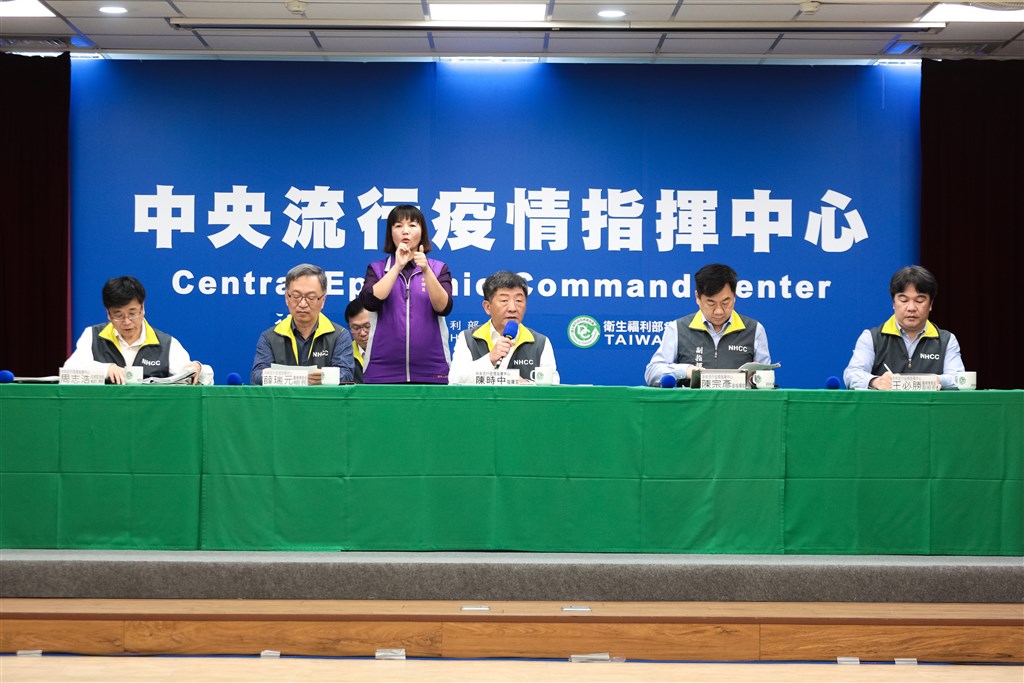 針對2名中華航空貨機機師確診,媒體25日詢問若確診個案行業別與公眾利益有關,是否能統整資訊並公布,避免社區傳播,指揮中心指揮官陳時中(前中)表示,會請專家研議。(圖為疫情指揮中心提供)中央社