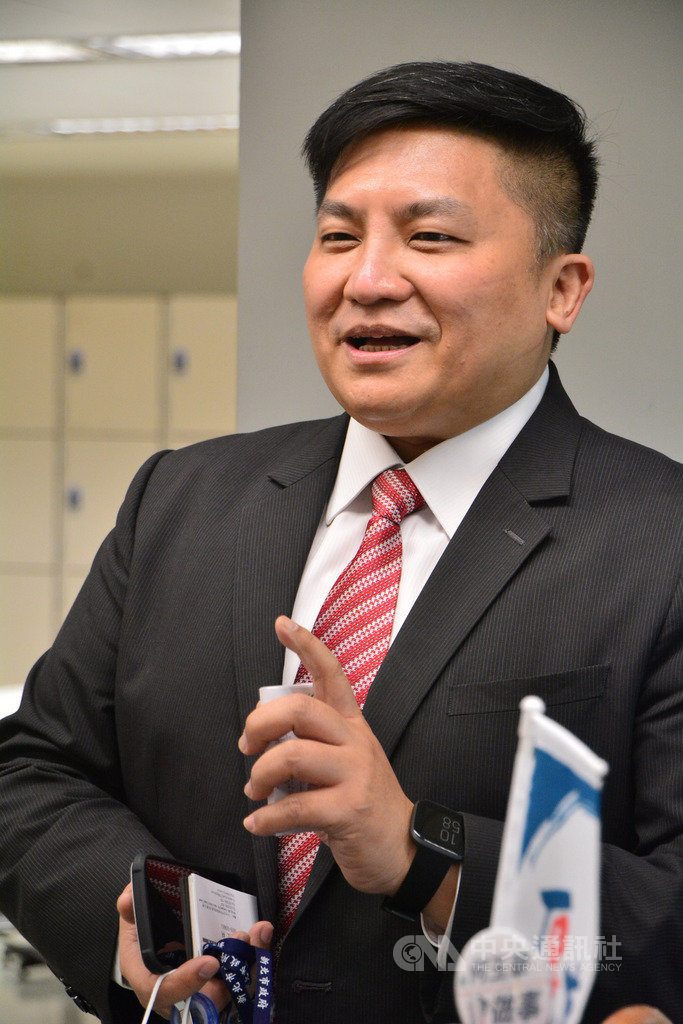 原桃園地檢署檢察官吳宗憲接任新北市政府法制局長,他25日表示,將協助市府防弊與風險控管,幫公務員解釋與了解法令實務,更放心勇於任事。中央社記者黃旭昇新北市攝 109年3月25日