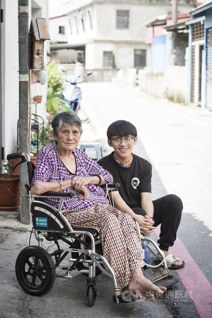 家住花蓮縣秀林鄉崇德部落的何盈暉(右)為當地太魯閣族第10代巫師,他從小就跟著同是巫師的祖母(左)學習,也順利獲得祖靈認可,繼承珍貴身分。(何盈暉提供)中央社記者張祈花蓮傳真 109年3月25日