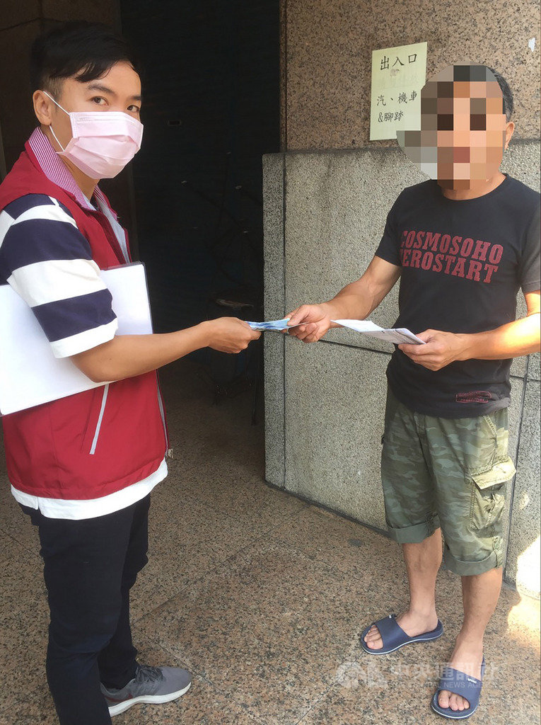 南投縣衛生局日前移送3件違反居家檢疫案件到法務部行政執行署彰化分署,並請求執行,彰化分署25日派員到其中一名黃姓義務人所在地查訪,當場成功勸繳。(彰化分署提供)中央社記者蕭博陽彰化縣傳真 109年3月25日