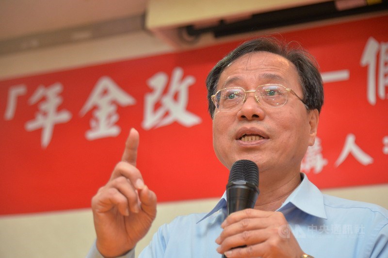 全國公務人員協會榮譽理事長李來希日前在臉書發文說有人為排隊買口罩遭車輾斃,刑事局認定涉混淆視聽,23日通知到案被拒,刑事局說,新北地檢署已發傳票通知李來希30日到庭。(中央社檔案照片)
