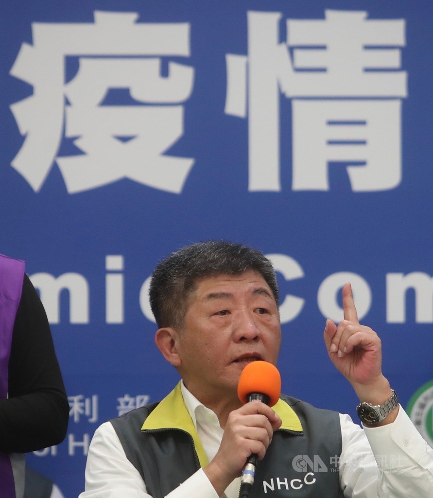 一名高雄居家檢疫者未出門,卻揪朋友開趴。對此,中央流行疫情指揮中心指揮官陳時中(圖)直言,真的是不怕死跟不識相,將來都會處分。(中央社檔案照片)
