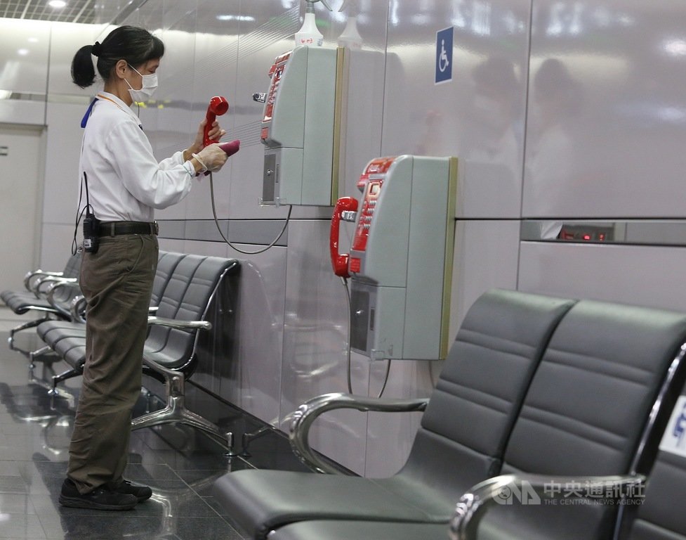 台灣高鐵持續「超前部署」各項防疫措施,各車站、列車實施多項清潔、消毒措施。自3月初開始,車站消毒頻率縮短至每2小時一次,針對話筒等進行清潔,希望保護同仁及旅客的健康安全。中央社記者郭日曉攝 109年3月25日