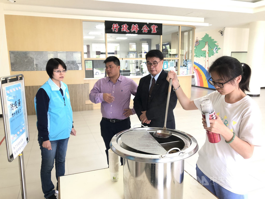 武漢肺炎疫情未趨緩,台東大學表示,自2月25日開學,每週以蔥、蒜、薑、紅糖等材料熬煮的「防疫湯」供學生取用,盼增強免疫力。(台東大學提供)中央社記者盧太城台東傳真 109年3月26日