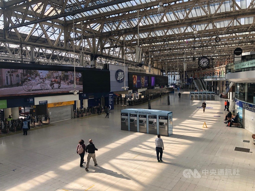 英國實施3週禁足令,以往不分平假日都人潮洶湧的倫敦滑鐵盧車站,25日僅有行色匆匆的數名乘客。中央社記者戴雅真倫敦攝 109年3月26日