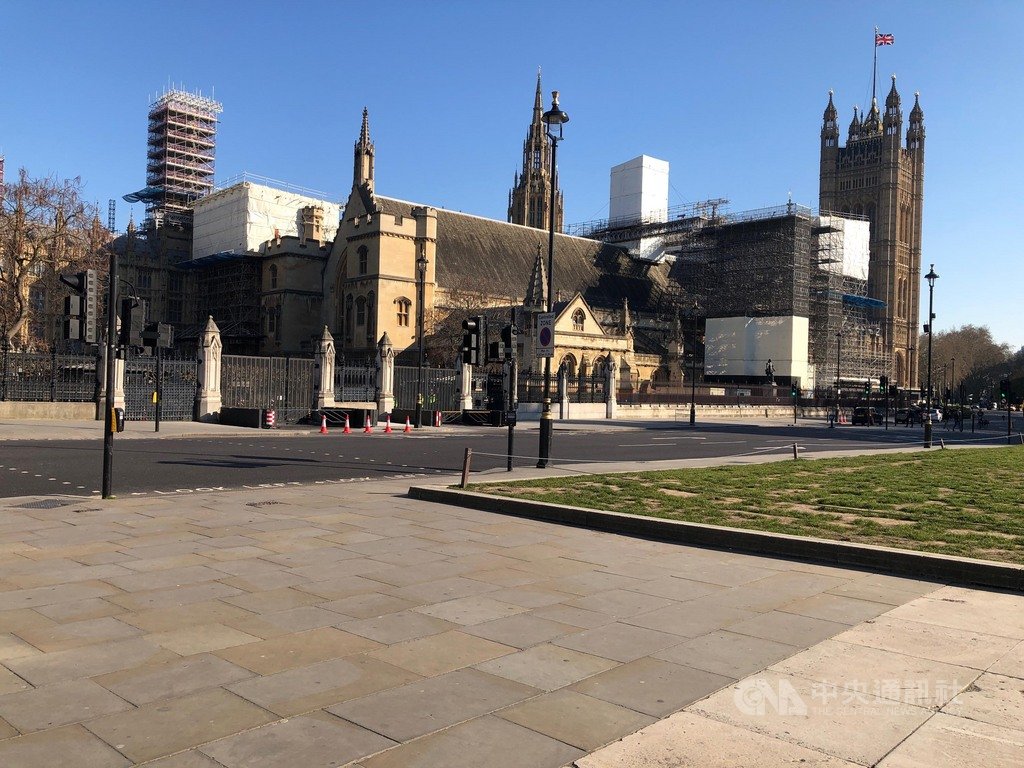 英國實施禁足令,國會從25日晚間開始休會。圖為英國國會前廣場。中央社記者戴雅真倫敦攝 109年3月26日