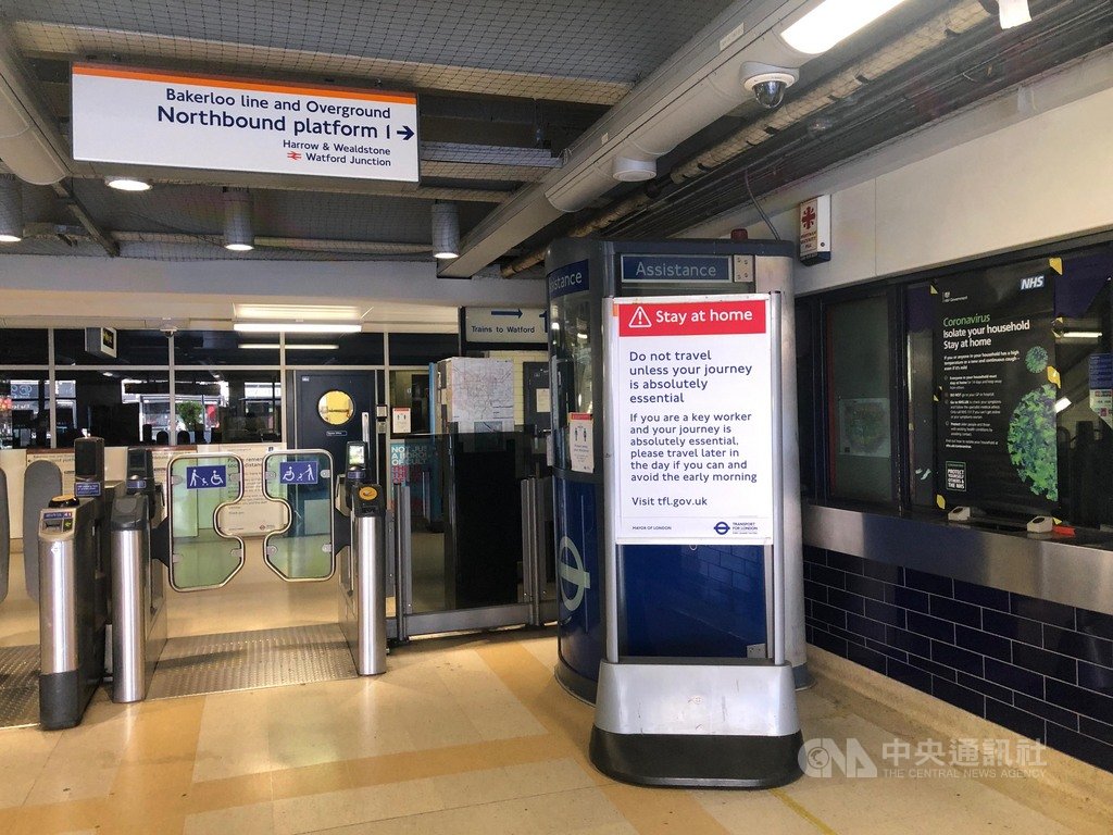 英國實施3週禁足令,倫敦地鐵站張貼告示,告知民眾如果非得出門上班,應該延後出勤時間,避開早上高峰期。中央社記者戴雅真倫敦攝 109年3月26日