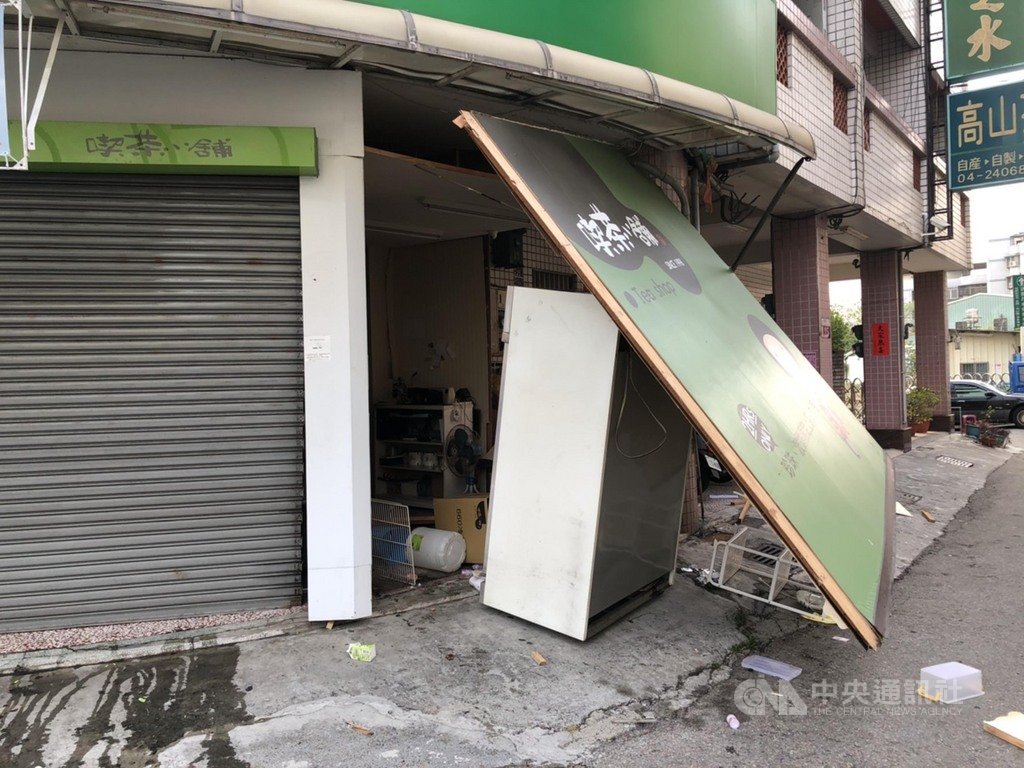 台中市大里區長興一街民宅一樓的飲料店26日清晨發生氣爆,波及2名在門口等公車的高中生;消防局表示,疑因其中一桶液化石油氣鋼瓶未關閉開關,且連接的管線脫落,造成瓦斯外洩。(台中市消防局提供)中央社記者郝雪卿傳真 109年3月26日