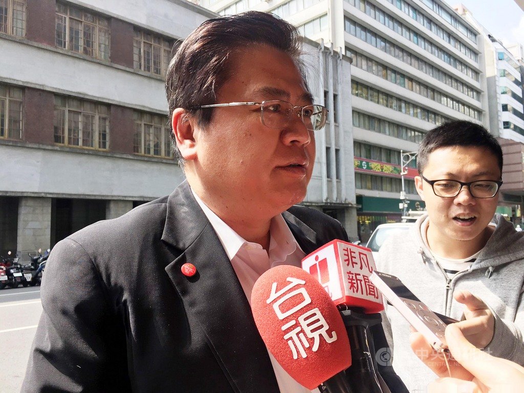 武漢肺炎疫情衝擊企業跟勞工,勞動部26日與7大工商團體座談,商總副理事長許舒博(左)接受媒體聯訪時表示,雇主並非故意讓勞工放無薪假,現在雇主也受傷,政府應補貼勞工基本工資,不是只叫雇主負擔。中央社記者吳欣紜攝 109年3月26日