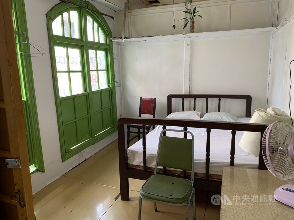 已有一甲子歲月的屏東市「東和大旅社」房間保留60年前的原貌,沒有空調,靠上方氣窗通風,1天新台幣300元的住宿費,吸引懷舊和短期工作者居住。(屏北社區大學提供)中央社記者郭芷瑄傳真 109年3月26日
