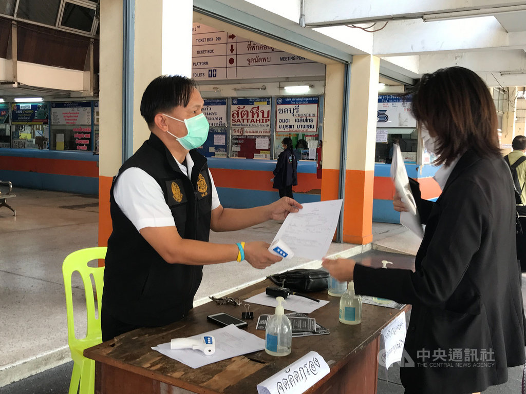 泰國進入緊急狀態,所有搭乘長短程客運旅客需填寫T8表格,記載個人資料和聯絡方式。中央社記者呂欣憓曼谷攝 109年3月26日