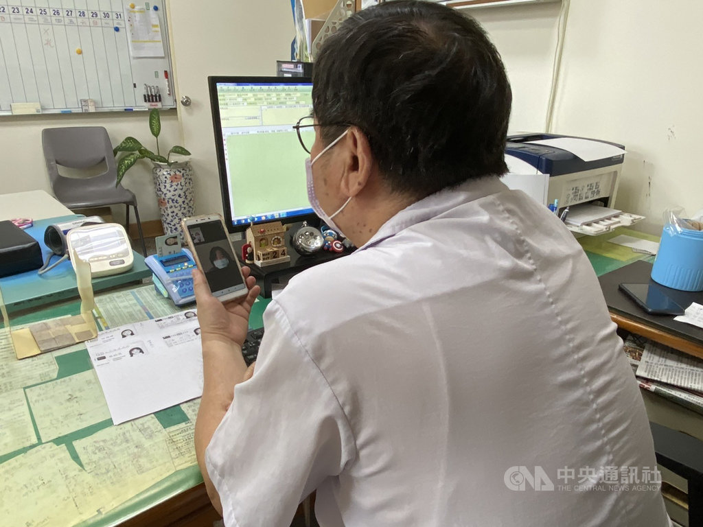 嘉義縣衛生局表示,提供「視訊醫療服務」的醫療院所,則擴增為33家,讓居家檢疫及隔離的鄉親安心就醫。圖為視訊醫療情形。(嘉義縣政府提供)中央社記者蔡智明傳真 109年3月26日
