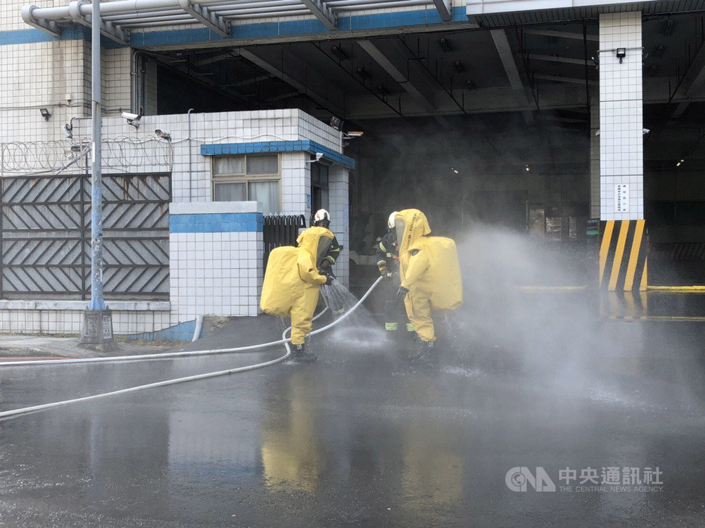 桃園市中壢工業區26日下午發生一起工安意外,某家科技公司1輛裝載俗稱「化骨水」的化學槽車發生外洩,導致2人受傷送醫,據報趕抵現場的消防人員不敢輕忽,穿著化學防護衣協助後續處理及確認。(民眾提供)中央社記者吳睿騏桃園傳真 109年3月26日