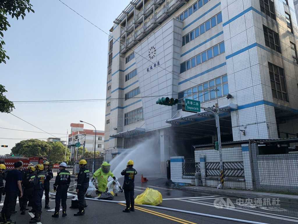 桃園市中壢工業區26日下午發生一起工安意外,自強一路某家科技公司1輛裝載俗稱「化骨水」的化學槽車發生外洩,消防局獲報立即派員前往搶救,2人受傷送醫治療。(民眾提供)中央社記者吳睿騏桃園傳真 109年3月26日