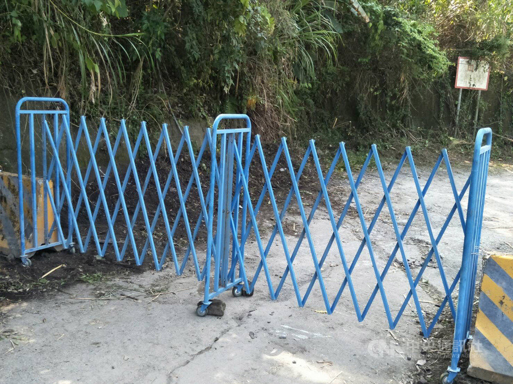 台中市和平區烏石坑溪出現宛如「土耳其棉堡」美景近期爆紅,湧入大量人潮,為防止意外發生,26日已施作拉門,請遊客不要攀爬、跨越進入。(警方提供)中央社記者郝雪卿傳真 109年3月26日