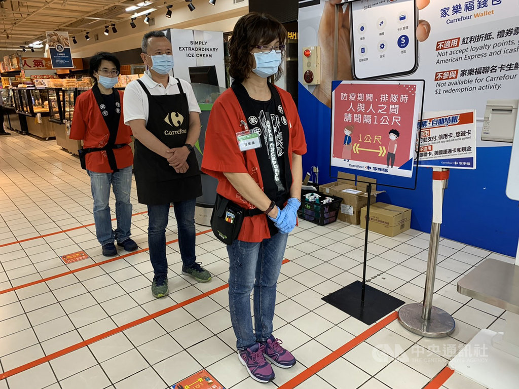 量販防疫措施升級,業者指出,從26日起消費者入場前全面量測體溫,若是超過37.5度,將謝絕進入賣場。此外,也在收銀台與自動結帳區域設立1公尺防疫間距,拉長顧客之間的距離。(家樂福提供)中央社記者蔡芃敏傳真 109年3月26日