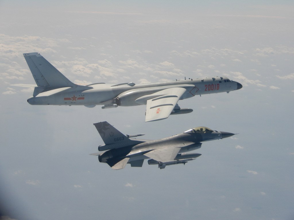 中共轟6等型軍機2月10日上午再次執行遠海長航訓練,期間曾短暫逾越海峽中線,經國軍空中偵巡戰機適切應對攔截並實施廣播驅離後,隨即飛返海峽中線以西空域。圖為國軍F-16戰機掛載實彈監控共軍轟6。(國防部提供)中央社記者陳韻聿傳真 109年2月10日