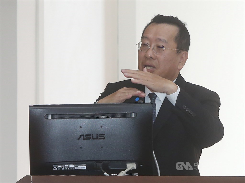 金管會主委顧立雄26日表示,若疫情持續有擴大趨勢,造成上市櫃公司無法在6月底前召開股東會,會視個案情節審酌,未必要開罰。(中央社檔案照片)