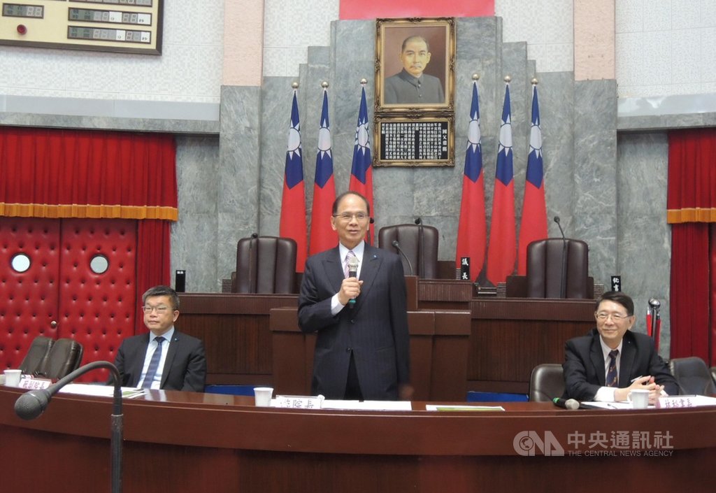立法院長游錫堃(中)26日在副院長蔡其昌(左)、祕書長林志嘉(右)陪同下視察立法院民主議政園區,對於園區的活化轉型,他希望能找出亮點,努力去凸顯在華人民主燈塔這部分的重要性。中央社記者郝雪卿攝 109年3月26日