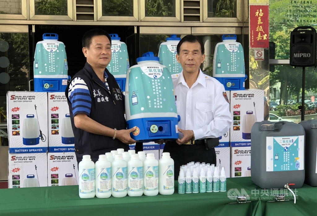 嘉義縣議員陳文忠(左)26日捐贈嘉義縣消防局24組二氧化氯自動噴霧機,由嘉義縣消防局長呂清海(右)代表接受。(嘉義縣消防局提供)中央社記者蔡智明傳真 109年3月26日