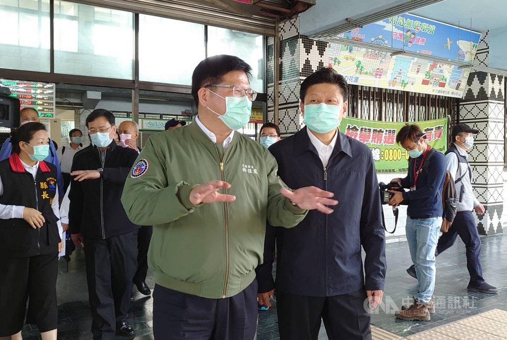 交通部長林佳龍(前左)26日受邀前往視察花蓮地區交通、觀光建設及防疫設施,立委傅崐萁(前右)、花蓮縣長徐榛蔚(2排左)等陪同。中央社記者張祈攝 109年3月26日