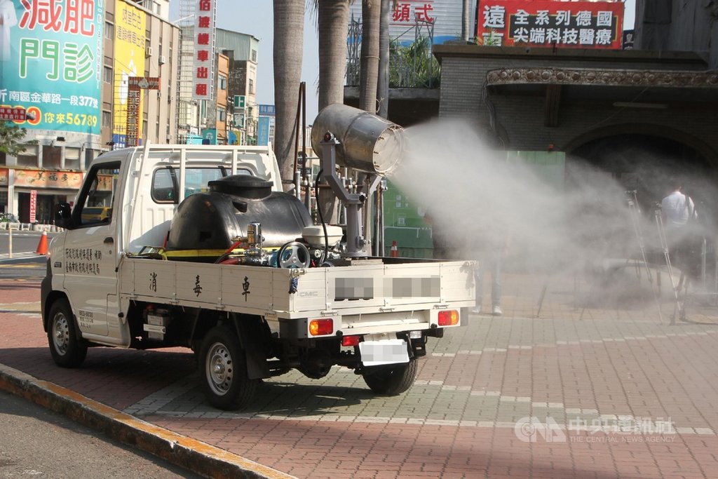 台南市環保局向環保署爭取經費補助、自行設計的砲霧台消毒車,可在戶外空間進行大面積噴灑,減少人力的使用。中央社記者楊思瑞攝 109年3月26日