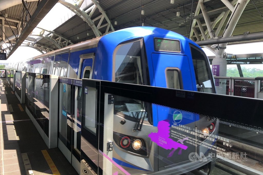 武漢肺炎(2019冠狀病毒疾病,COVID-19)疫情影響,機場捷運3月至今運量已減少近5成,為不影響通勤族權益,桃園大眾捷運股份有限公司決定,上、下班尖峰時間直達車仍維持15分鐘班距,但平日上午9時到下午5時、下午7時到晚間10時班距調整為每30分鐘一班。中央社記者吳睿騏桃園攝 109年3月26日