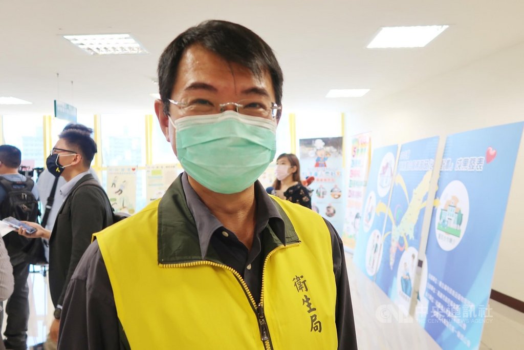 高雄市王姓女子與男友從英國返回高雄後,由於3採陰性但疑有武漢肺炎症狀,衛生局協助安排入住負壓病房;就媒體報導王女是自費住負壓病房,衛生局簡任技正潘炤穎(前)26日受訪澄清,「防疫資源不是有錢可以買得到」。中央社記者王淑芬攝 109年3月26日